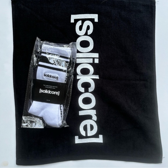 solidcore grippy socks + solidcore towel - Picture 4 of 7